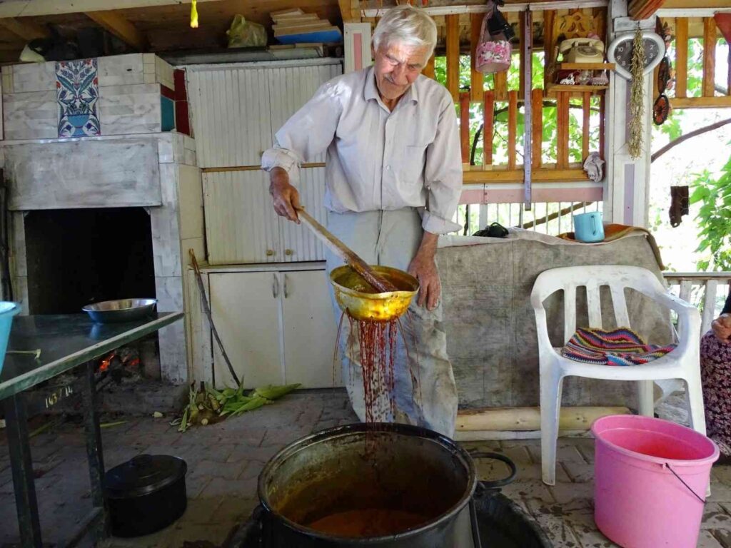 Kütahya Hi̇sarcıkta Eski̇ Usulle Üzüm Pekmezi̇ Yapımı
