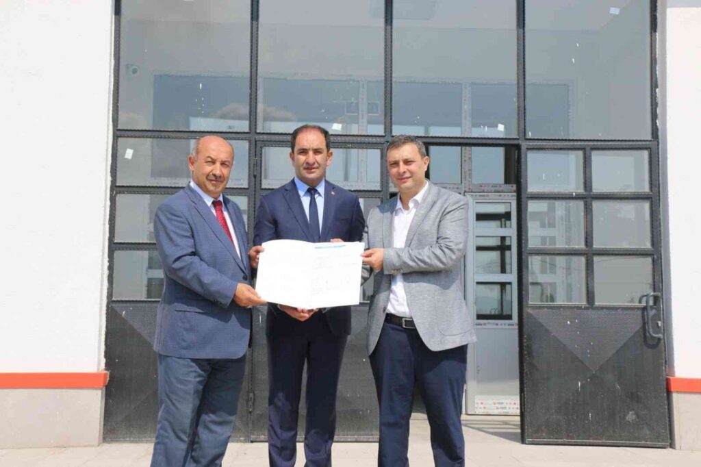 Kütahya Ki̇razpınar İlkokulunun “Yapı Kullanma İzi̇n Belgesi̇” Tesli̇m Alındı