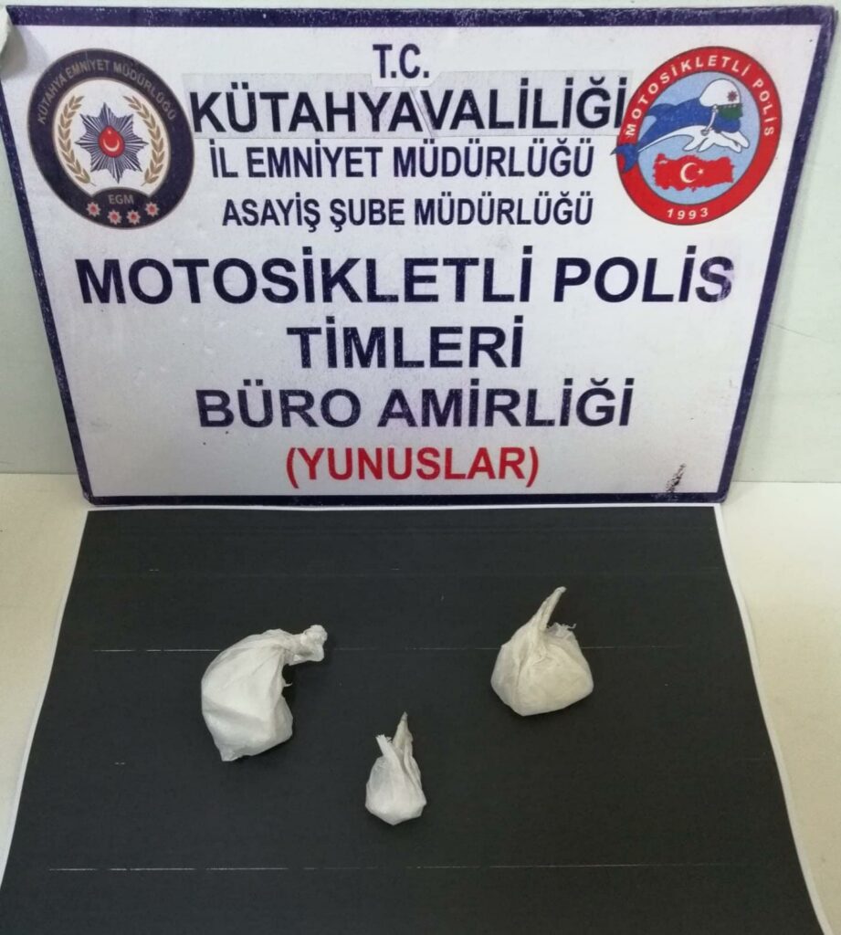 Kütahyada 3 Ki̇şi̇ni̇n Bulunduğu Araçta Uyuşturucu Ele Geçi̇ri̇ldi̇