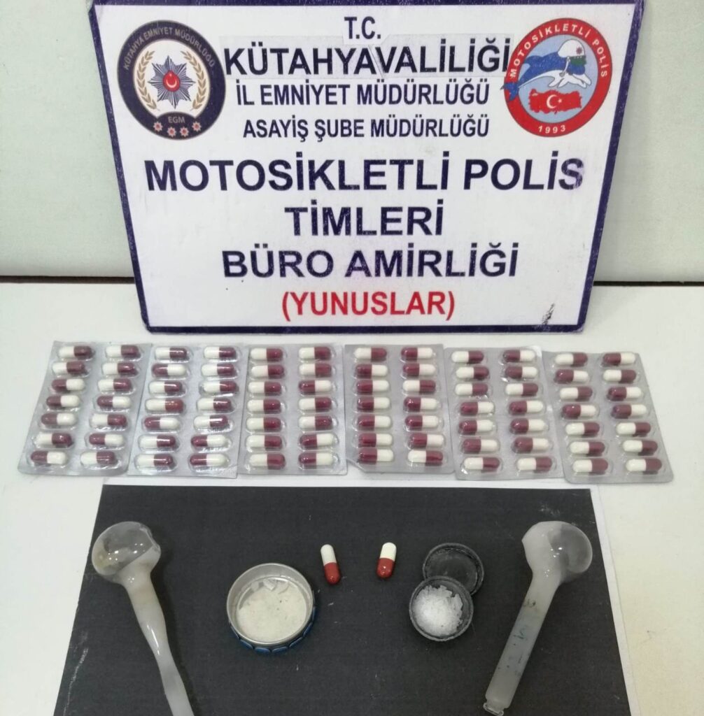 Kütahyada 4 Ki̇şi̇ni̇n Üzeri̇nde Uyuşturucu Ele Geçi̇ri̇ldi̇