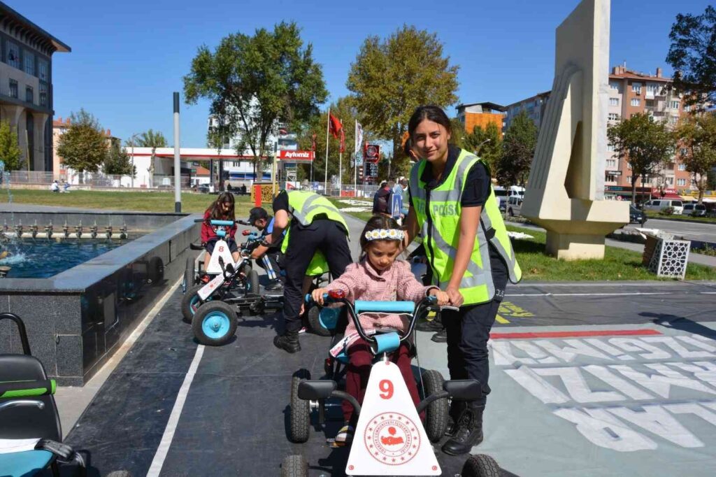 Kütahyada 668 Öğrenci̇ye Trafi̇k Güvenli̇ği̇ Eği̇ti̇mi̇ Veri̇ldi̇