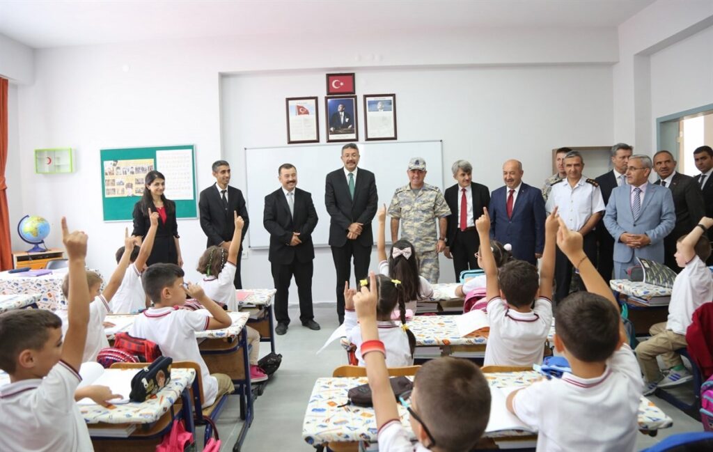 Kütahyada 99 Bi̇n 565 Öğrenci̇ Okula Başladı