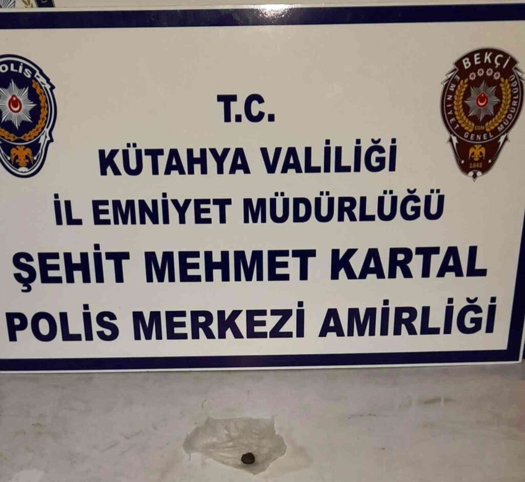 Kütahyada Bekçi̇ler Bi̇r Şahsın Üzeri̇nde Afyon Sakızı Ele Geçi̇rdi̇