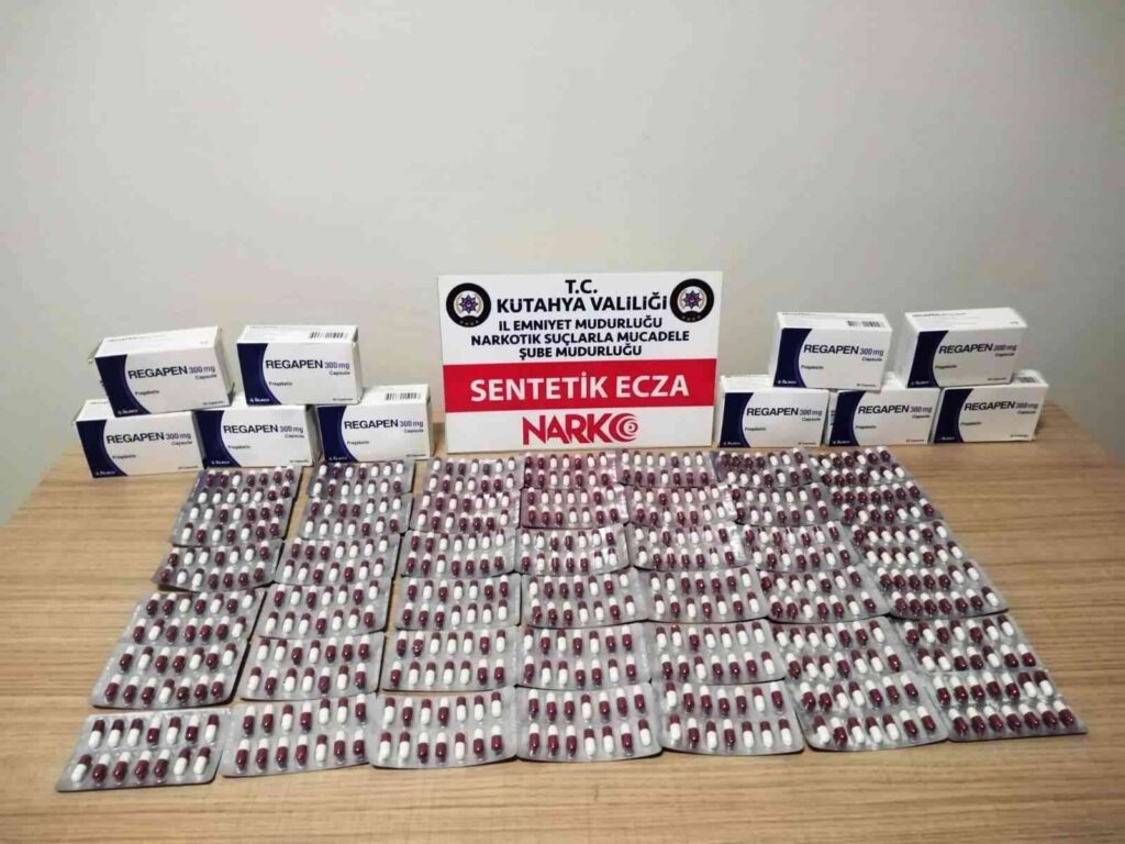 Kütahyada Bi̇r Araçta 588 Adet Senteti̇k Ecza Ele Geçi̇ri̇ldi̇