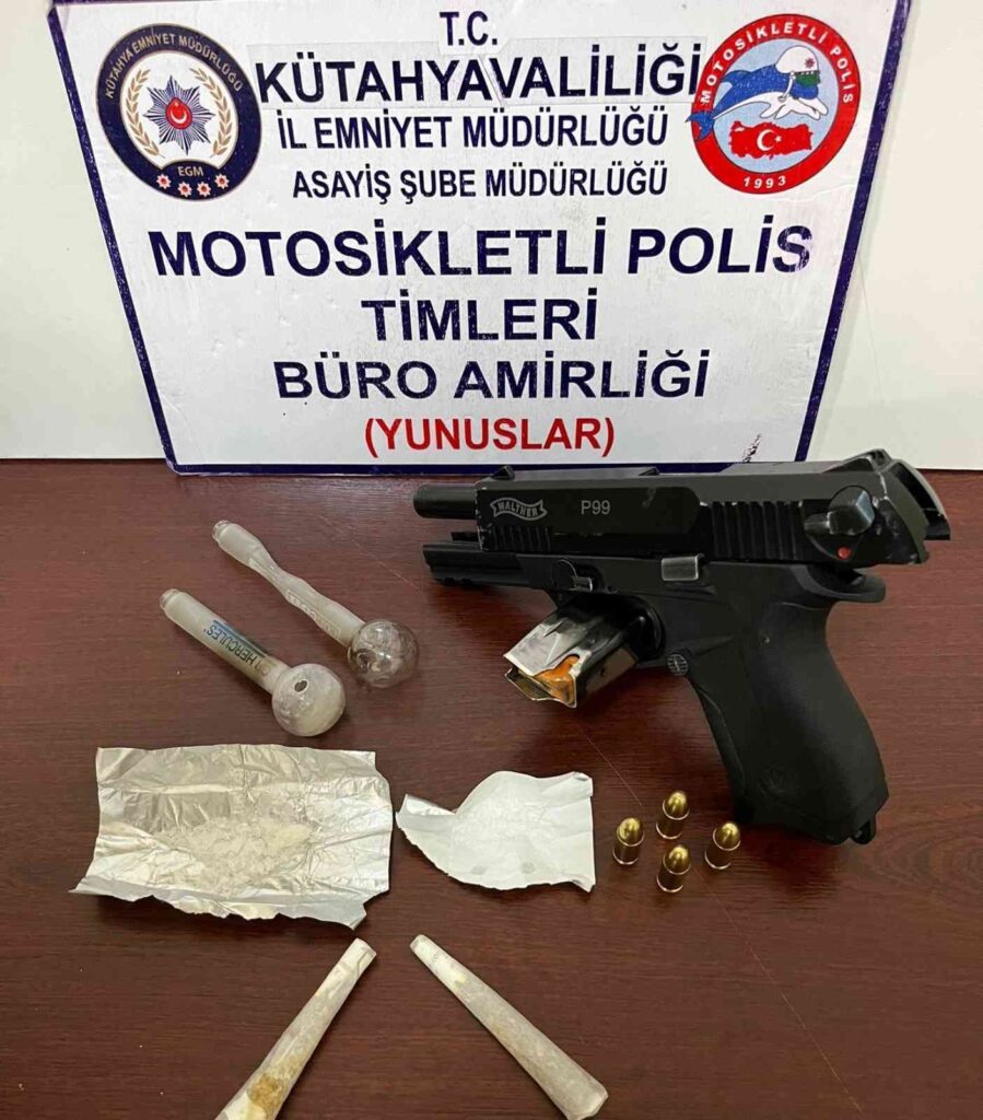 Kütahyada Bi̇r Araçta Si̇lah Ve Uyuşturucu Ele Geçi̇ri̇ldi̇
