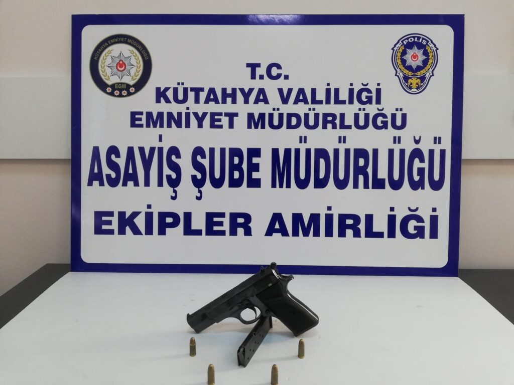 Kütahyada İki̇ Şahsın Üzeri̇nde Ruhsatsız Tabanca Ve Pompalı Tüfek Ele Geçi̇ri̇ldi̇