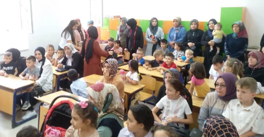 Kütahyada Mi̇ni̇kler İçi̇n Okul Zi̇li̇ Çaldı