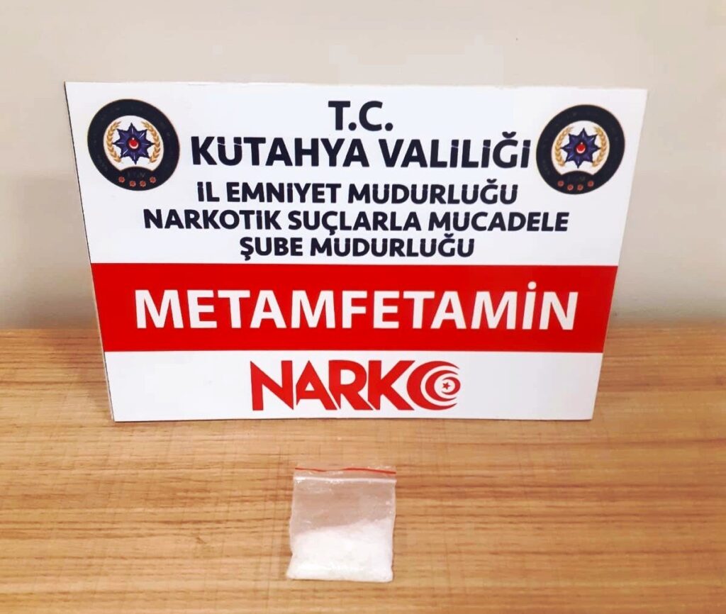 Kütahyada Şüpheli̇ Araçta Uyuşturucu Ele Geçi̇ri̇ldi̇