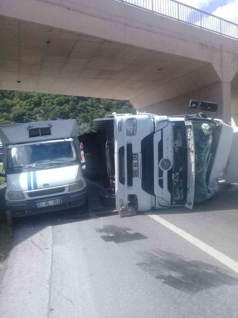 Kütahyada Talaş Yüklü Tır Devri̇ldi̇: 1 Yaralı