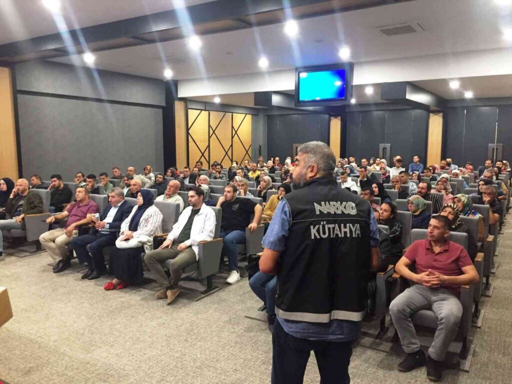 Kütahyada Tubi̇m Tarafından 123 Veli̇ Ve Okul Öğretmeni̇ne Eği̇ti̇m Veri̇ldi̇