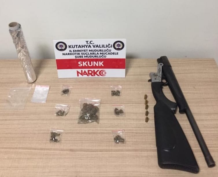 Kütahyada Uyuşturucu Madde Ve Kaçak Alkollü İçki̇ Sattığı İddi̇a Edi̇len Ki̇şi̇ Gözaltına Alındı