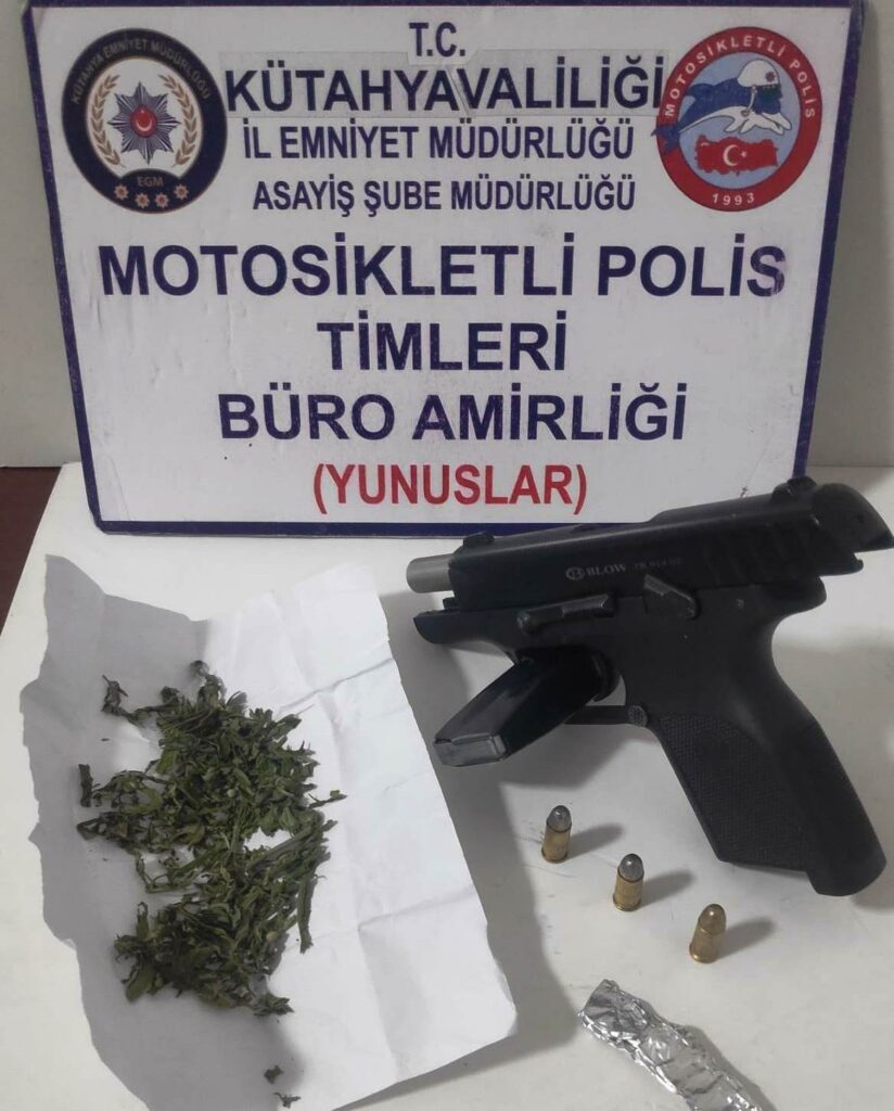 Kütahyadaki̇ Bi̇r Araçta Si̇lah Ve Uyuşturucu Ele Geçi̇ri̇ldi̇