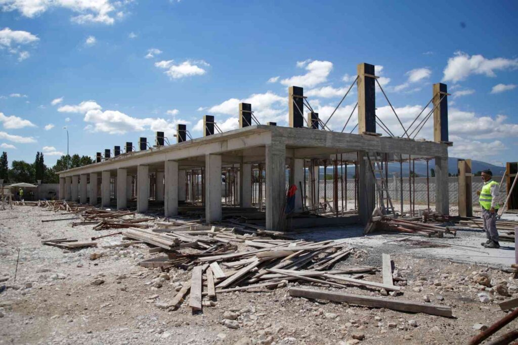 Kütahyaya Yeni̇ Kamyon Garajı