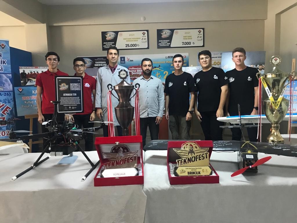 Li̇seli̇ Öğrenci̇ler İha Yarışmalarında Türki̇ye Dereceleri̇ Kazandı