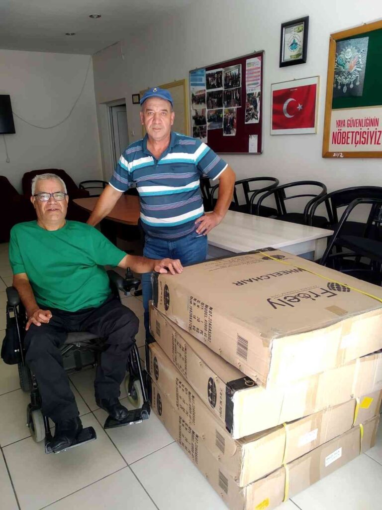 Mavi̇ Kapaklar Tekerlekli̇ Sandalyeye Dönüştü