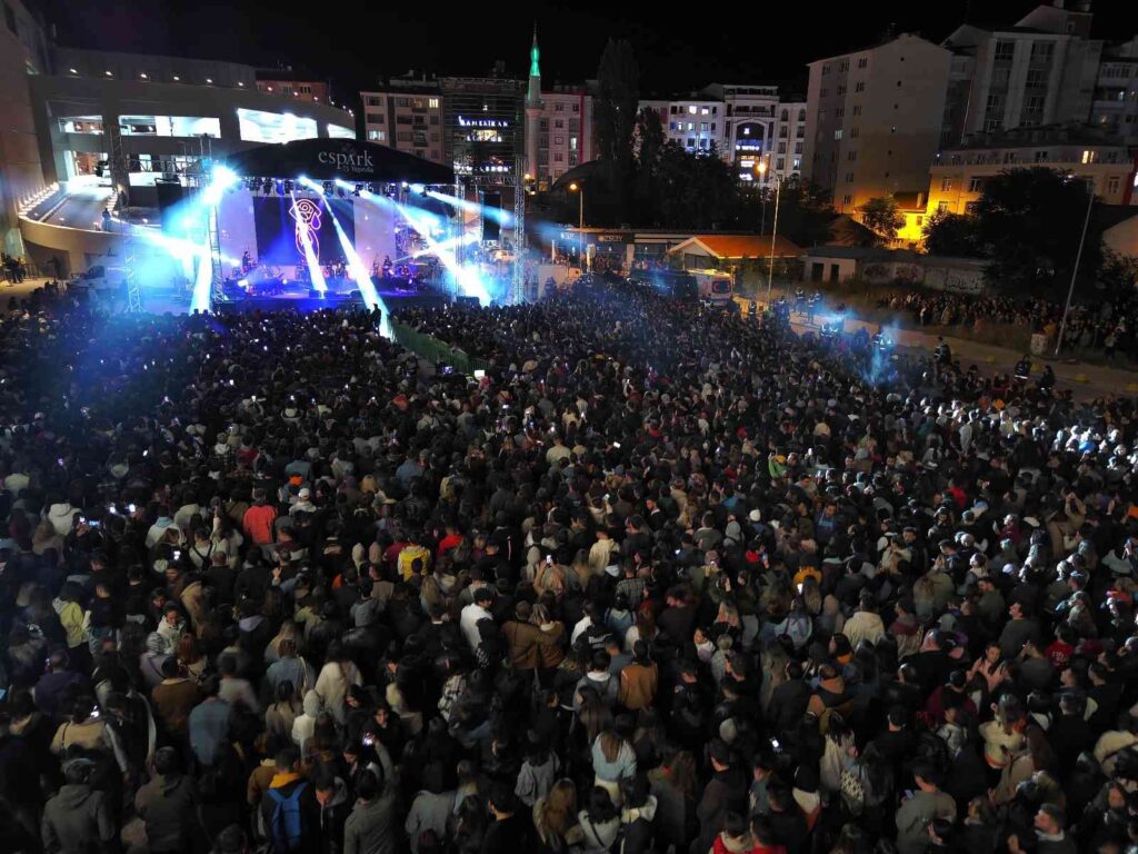 Melek Şahi̇n Konseri̇ Yoğun İlgi̇ Gördü