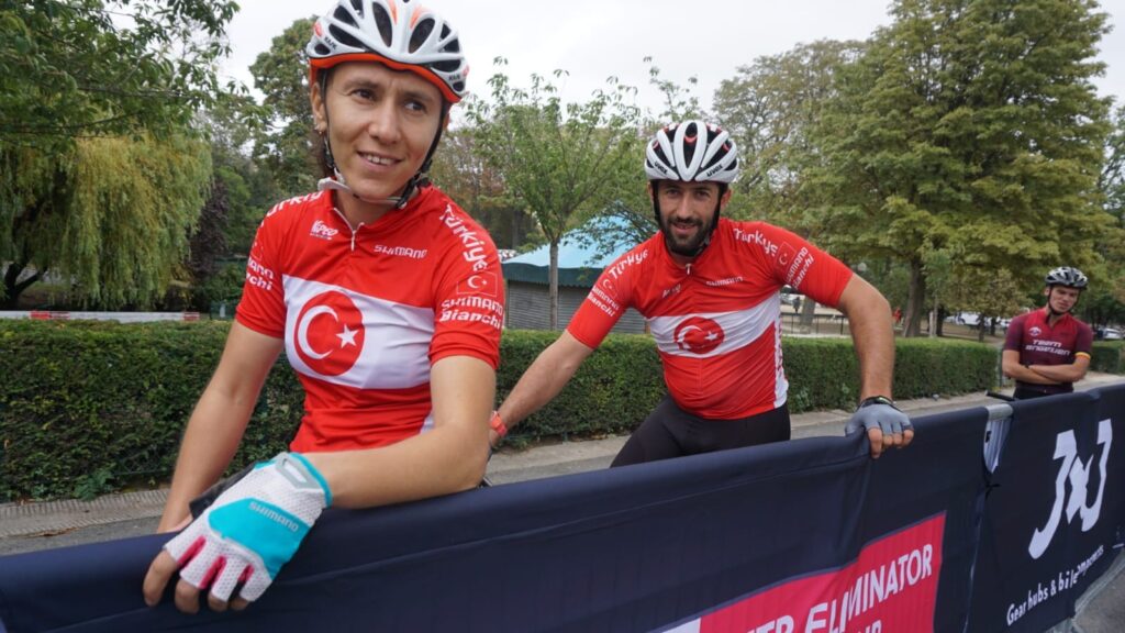 Mi̇lli̇ Bi̇si̇kletçi̇ Kardeşler Dünya Kupasında Son Pedalı Pari̇ste Çevi̇rdi̇