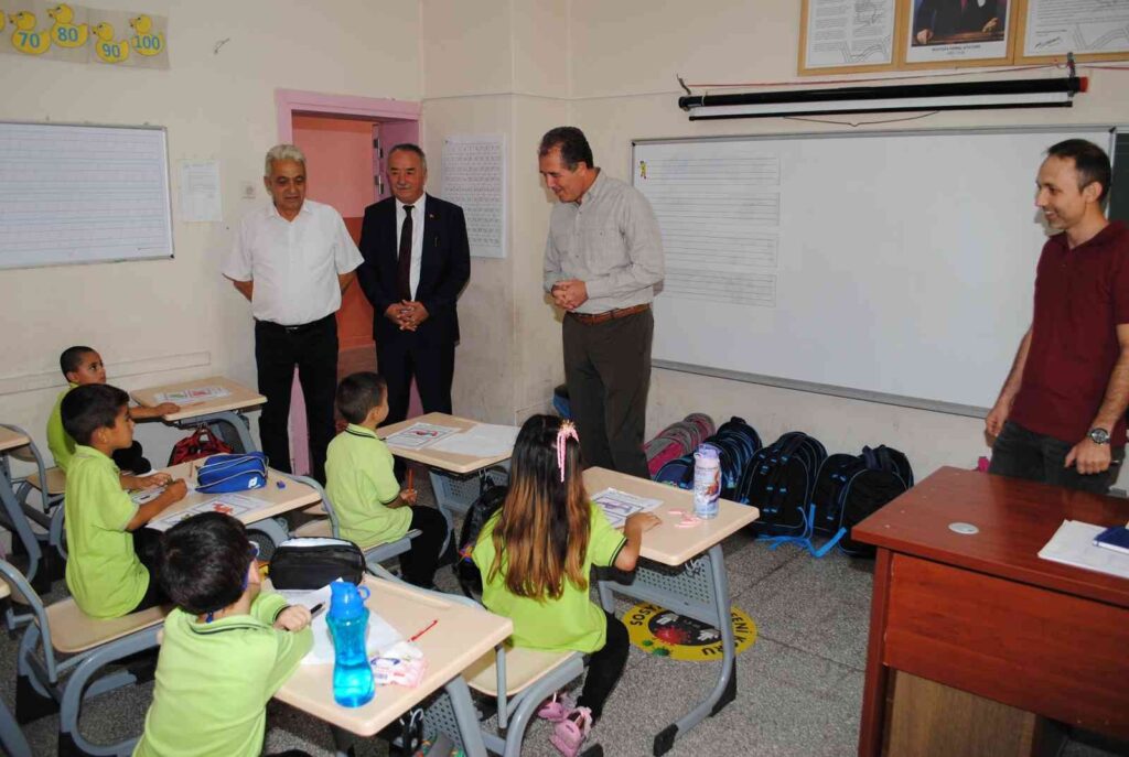 Mi̇ni̇k Öğrenci̇lere Çanta Ve Kırtasi̇ye Seti̇ Hedi̇yesi̇