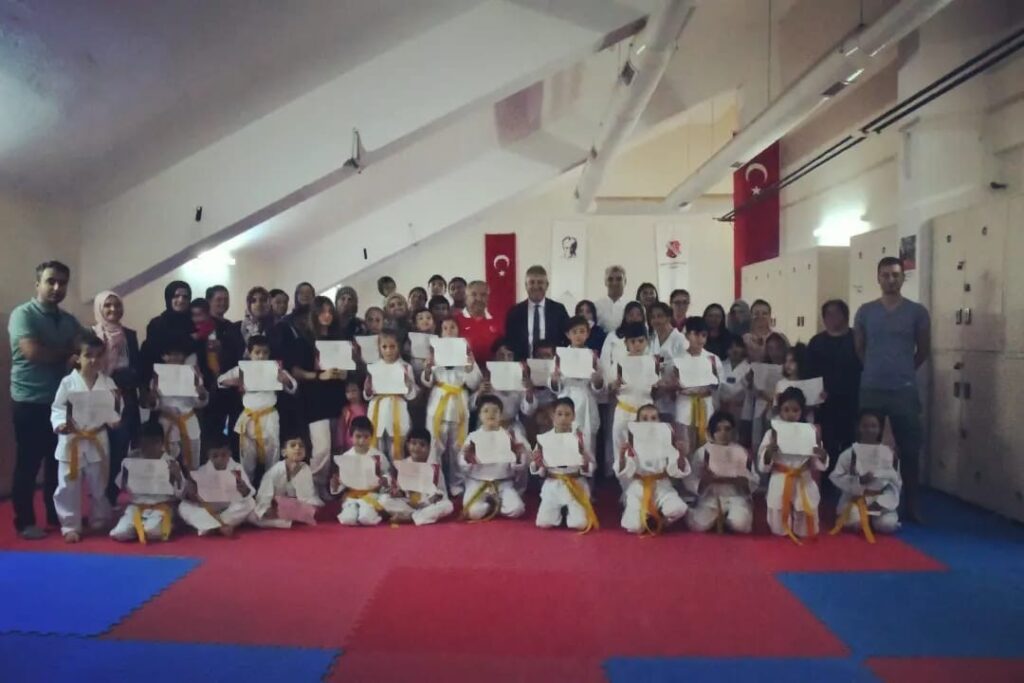 Mi̇ni̇k Tekvandocuların Serti̇fi̇ka Sevi̇nci̇