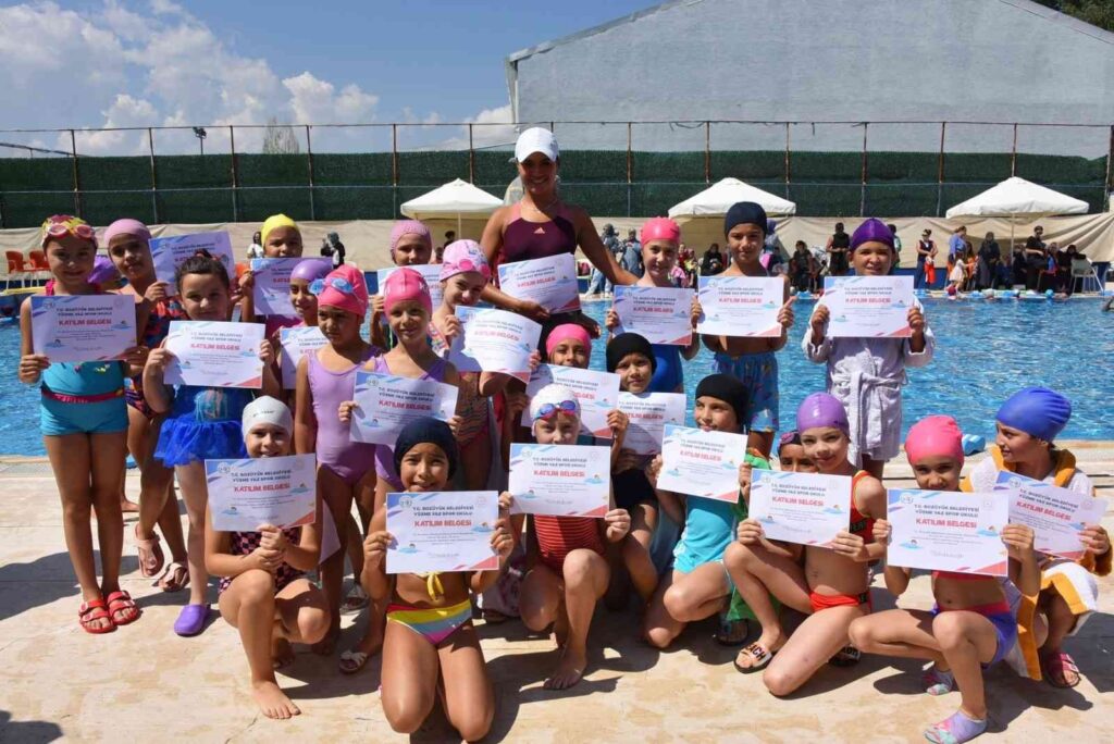 Mi̇ni̇k Yüzücüler Hünerleri̇ni̇ Sergi̇ledi̇