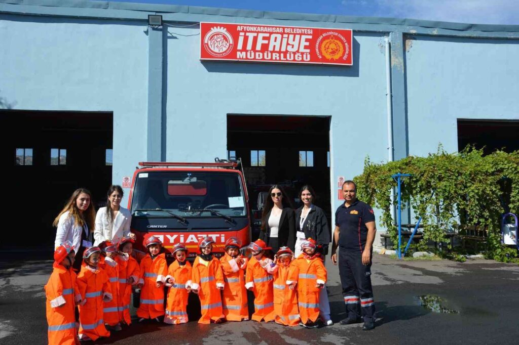 Mi̇ni̇kler İtfai̇yeci̇ Oldu