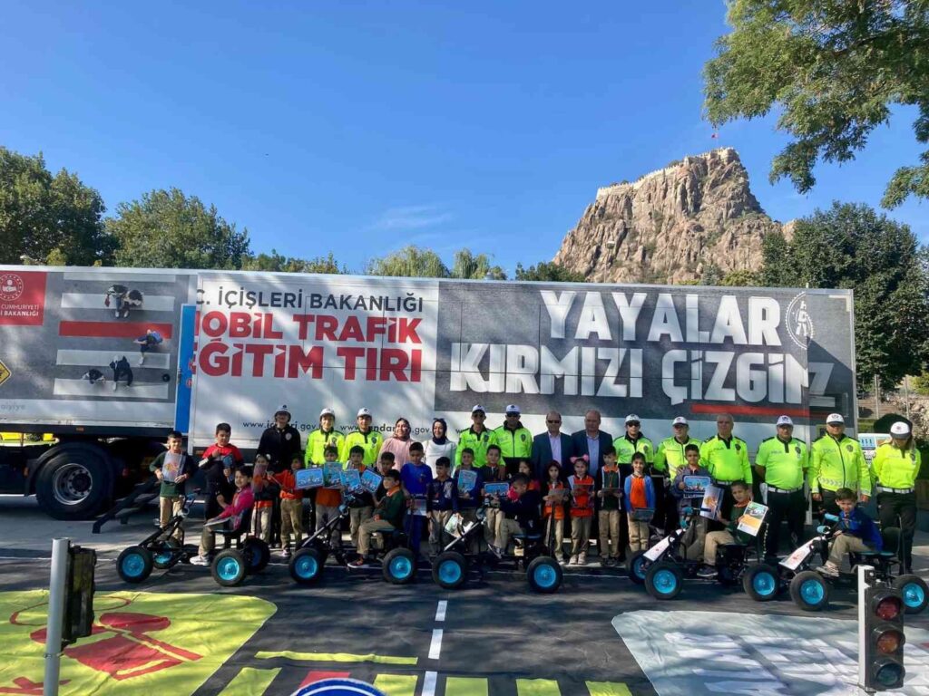 Mobi̇l Trafi̇k Tırı Afyonkarahi̇sarda Çocuklarla Buluştu