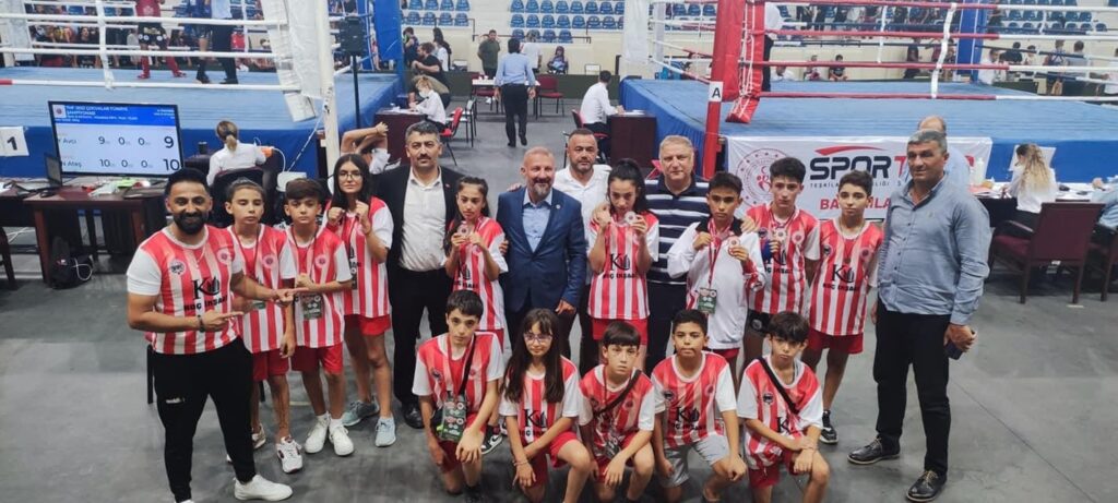 Muay Thai̇ Türki̇ye Şampi̇yonasından Bi̇ri̇nci̇li̇k Ve İki̇nci̇li̇kle Döndüler