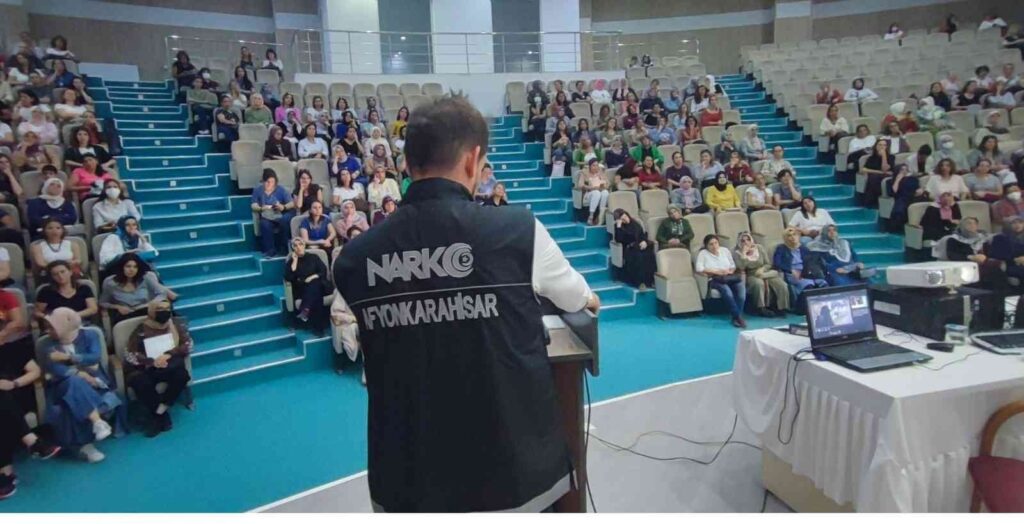 Narkoti̇k Poli̇si̇ Anne Ve Anne Adayı Öğretmenlere Semi̇ner Verdi̇