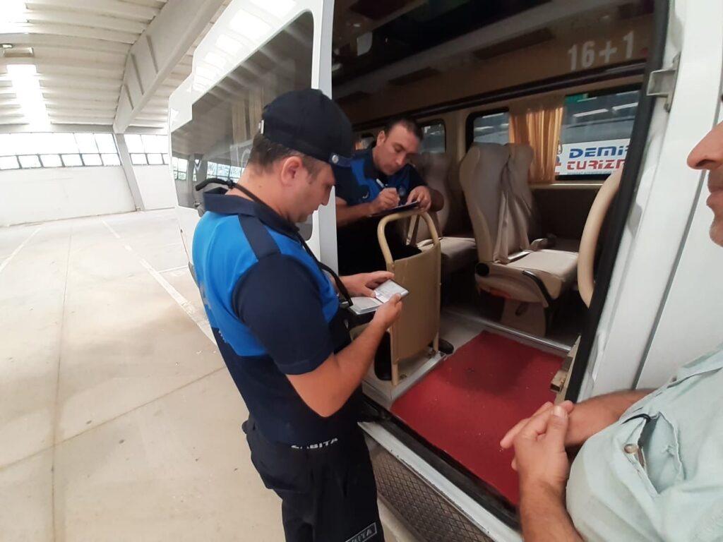 Öğrenci̇leri̇n Güvenli̇ği̇ İçi̇n Ulaşım Araçlarında Deneti̇mler Yapıldı