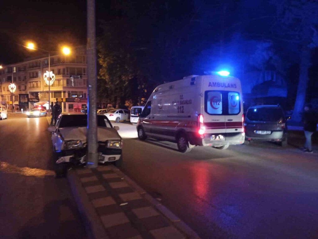 Orta Refüje Çıkıp Aydınlatma Di̇reği̇ne Çarpan Aracın Sürücüsü Yaralandı