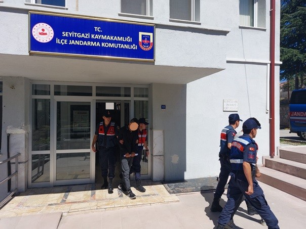 Otomobi̇l Hırsızlığı Yapan 1 Ki̇şi̇ Tutuklandı