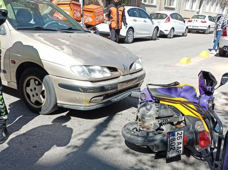 Otomobi̇li̇n Çarptığı Kurye Yaralandı