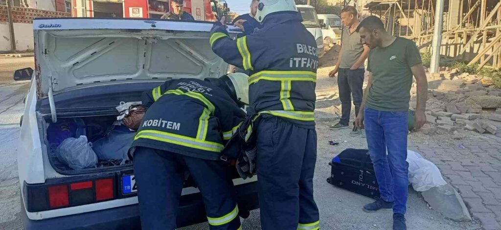 Park Hali̇ndeki̇ Araç Bi̇r Anada Alev Aldı