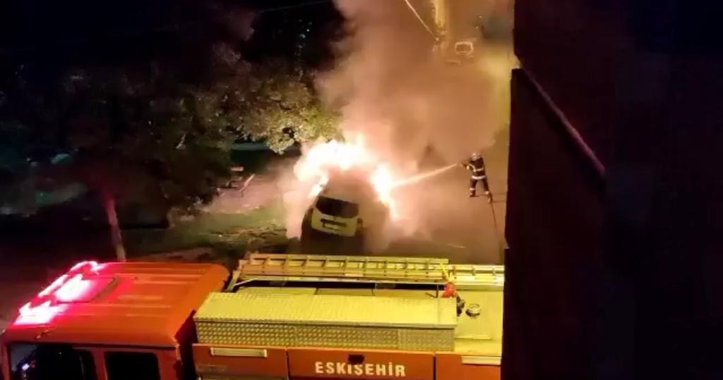 Park Hali̇ndeki̇ Otomobi̇l Alevlere Tesli̇m Oldu