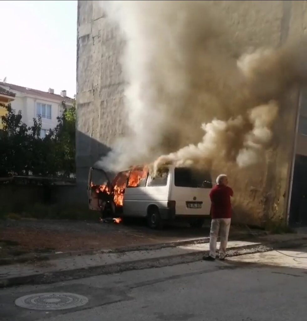 Park Hali̇ndeyken Alev Alan Panelvan Araç Hurdaya Döndü