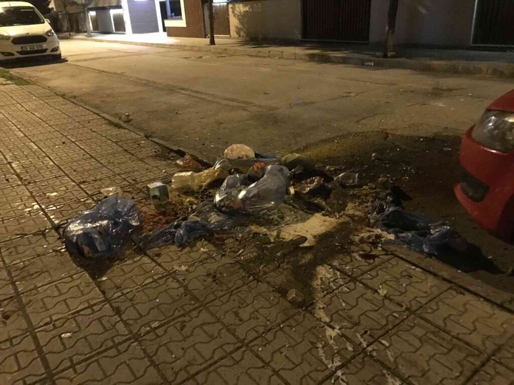 Pencereden Atılan Malzemeler Pani̇ğe Neden Oldu