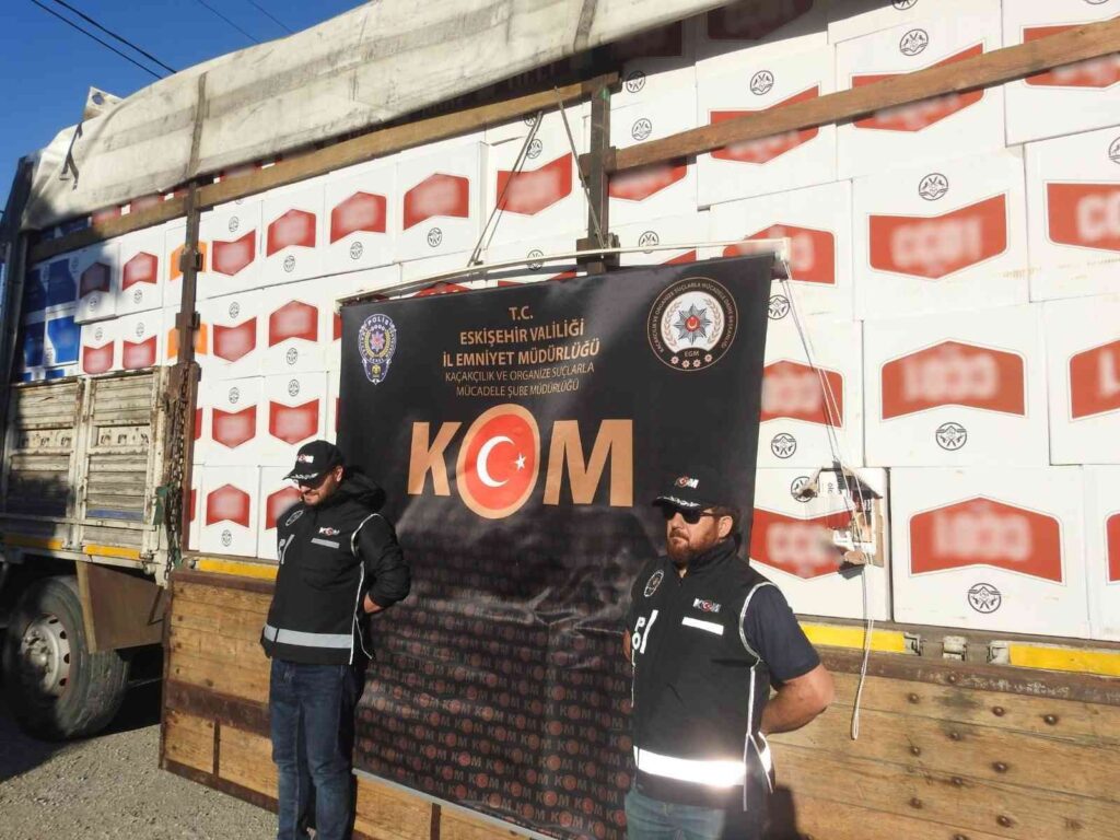 Poli̇s 7 Mi̇lyon 15 Bi̇n Adet Kaçak Makaron Ele Geçi̇rdi̇