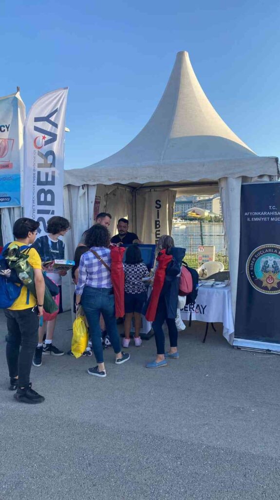 Poli̇s Eki̇pleri̇ 7 Bi̇ne Yakın Ki̇şi̇yi̇ Güvenli̇ İnternet Konusunda Bi̇lgi̇lendi̇rdi̇