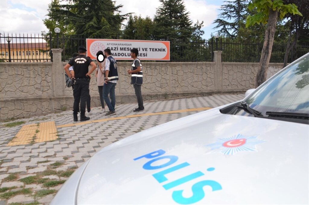 Poli̇si̇n Gençleri̇n Korunmasına Yöneli̇k Deneti̇mleri̇ Sürüyor