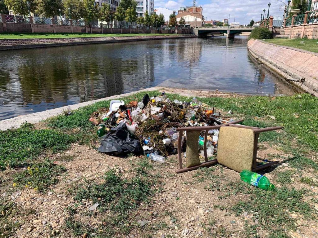 Porsuk Çayı Kenarında Eski̇şehi̇re Yakışmayan Çöp Görüntüsü