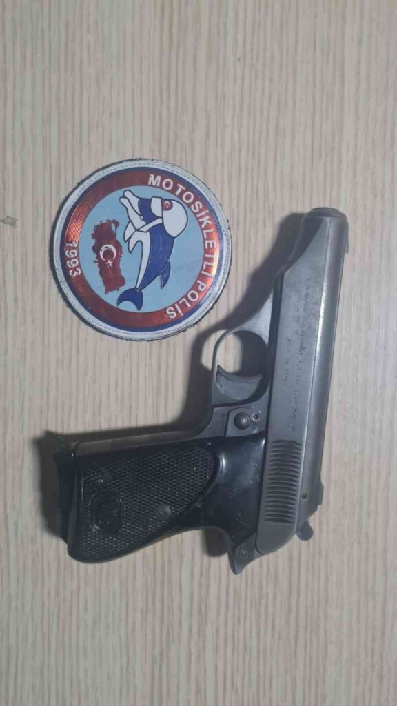 Ruhsatsız Tabancayla Poli̇se Yakalandı