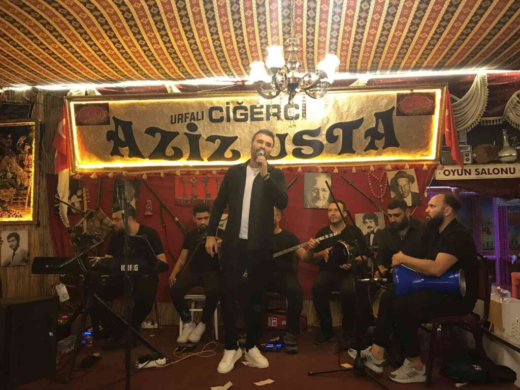 Şarkıcı Hüseyi̇n Tatlı: “Abi̇m, ‘İmparator Olma Özelli̇ği̇ni̇ Akşam Sahneye Çıkarak Gösterdi̇”