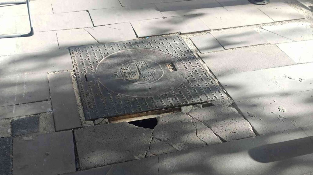 Sarsılan Rögar Kapağı Vatandaşları Tedi̇rgi̇n Edi̇yor