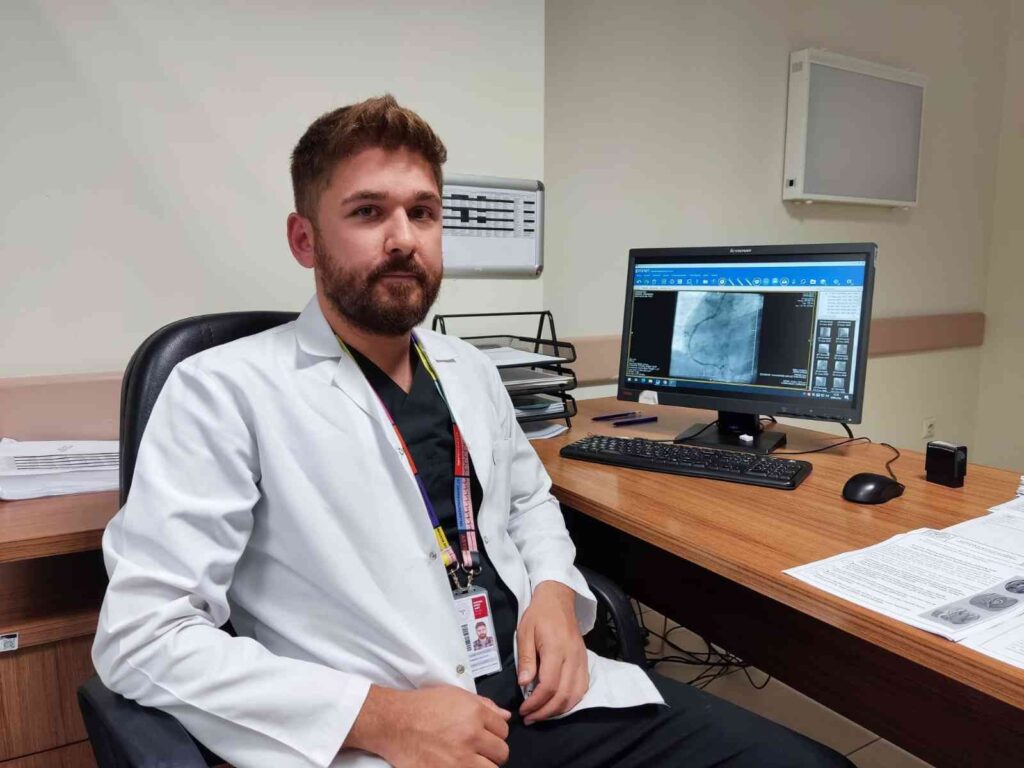 Si̇gara, Kalp Damar Hastalıklarına Bağlı Ölüm Ri̇ski̇ni̇ 2 Kat Artırıyor