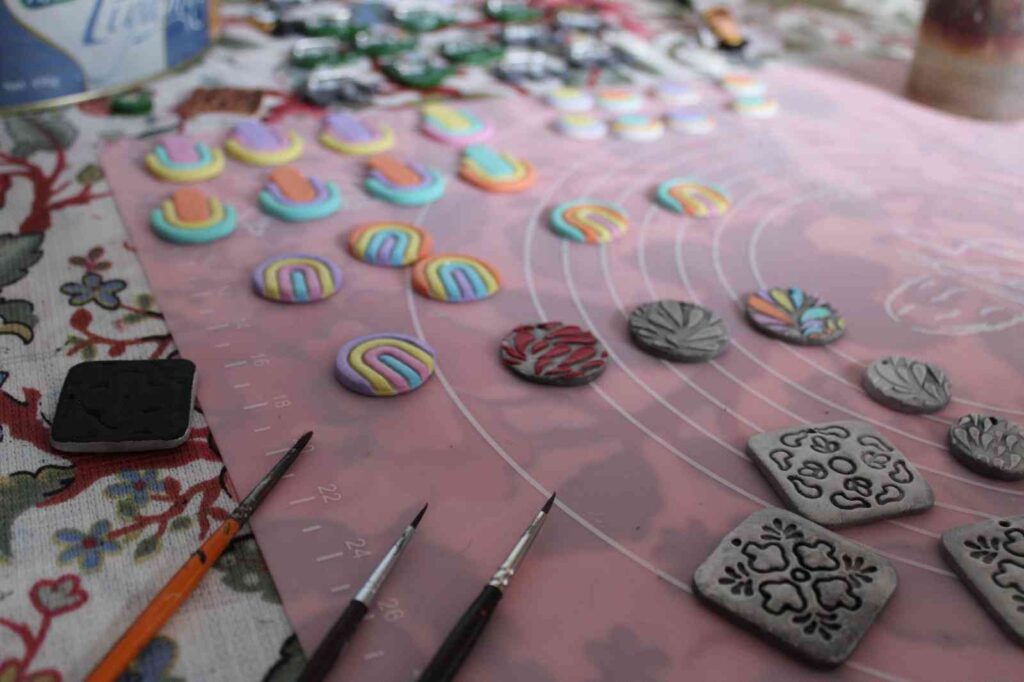 Şi̇rket Yöneti̇ci̇li̇ği̇nden İsti̇fa Edi̇p Evi̇ni̇n Küçük Bi̇r Odasında Sanat Atölyesi̇ Kurdu