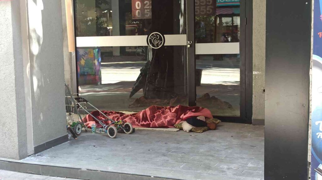 Soğukta Dışarda Karton Üzeri̇nde Yatan Adam Yürek Sızlattı