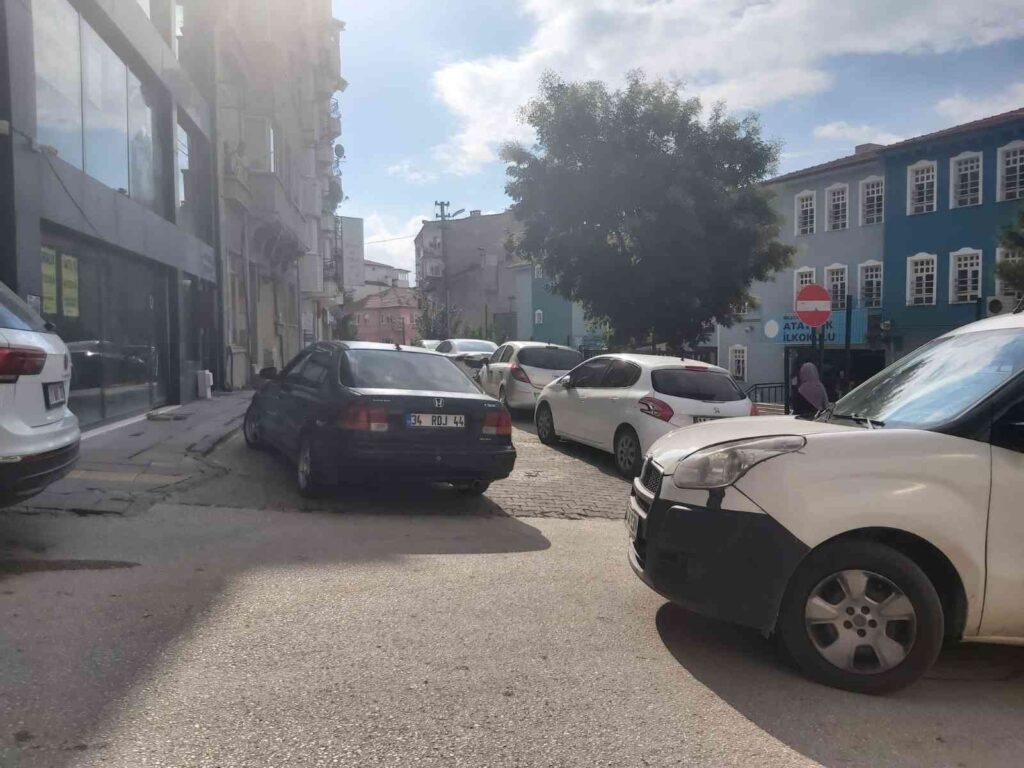 Sorumsuz Sürücü Bütün Sokağı Ulaşıma Kapattı