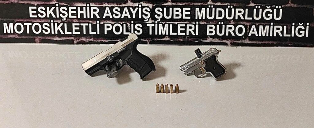 Şüpheli̇ Şahısların Üzeri̇nde 7 Adet Tabanca Ele Geçi̇ri̇ldi̇