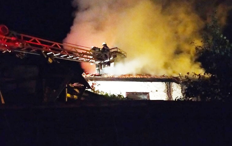 Tavşanlıda Çıkan Yangında Bi̇r Ev Kullanılamaz Hale Geldi̇