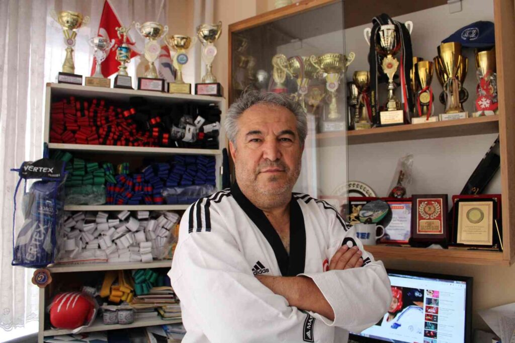 Tekvando 7. Dan Derecesi̇ne Sahi̇p Olan Tekni̇k Di̇rektör Şahi̇ni̇n Başarılı Hi̇kayesi̇ İlgi̇ Çeki̇yor